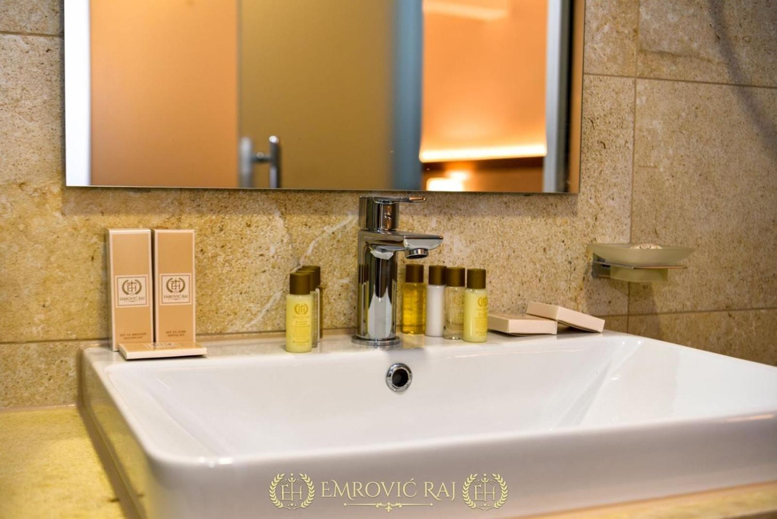Hotel Emrovic Raj Novi Pazar Esterno foto